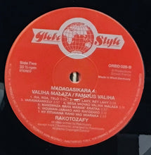 Cargar imagen en el visor de la galería, Rakotozafy – Valiha Malaza = Famous Valiha