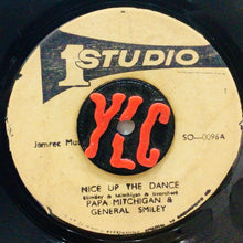 Cargar imagen en el visor de la galería, Papa Mitchigan &amp; General Smiley – Nice Up The Dance
