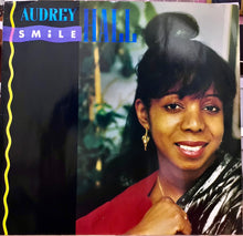 Cargar imagen en el visor de la galería, Audrey Hall – Smile
