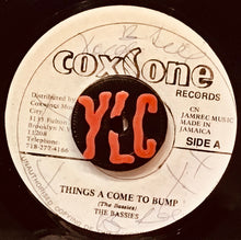 Cargar imagen en el visor de la galería, The Bassies – Things A Come To Bump
