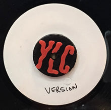 Cargar imagen en el visor de la galería, Chuckle Berry – How Many More
