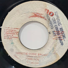 Cargar imagen en el visor de la galería, John Holt – Sweetie Come Brush
