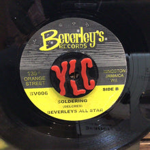 Cargar imagen en el visor de la galería, Derrick Morgan &amp; Desmond Dekker / Desmond Dekker – What A Revenge / Soldering
