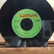 Cargar imagen en el visor de la galería, Wadada – Hit Song
