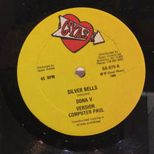 Cargar imagen en el visor de la galería, Dona V/ Princess Goldie – Silver Bells / Feliz Navidad
