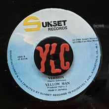 Cargar imagen en el visor de la galería, Yellow Man – Girls Watcher
