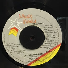 Cargar imagen en el visor de la galería, Lady G – Licence Your Hand
