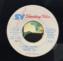 Cargar imagen en el visor de la galería, Silver Cat - Fowl Affair
