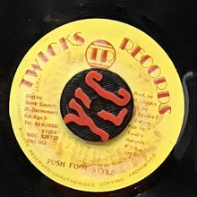 Cargar imagen en el visor de la galería, Marvin Brooks – Push Yu Foot
